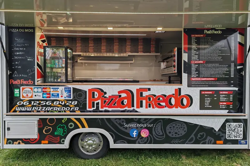 Camion Pizza Fredo au parking de la mairie de Nostang, Morbihan